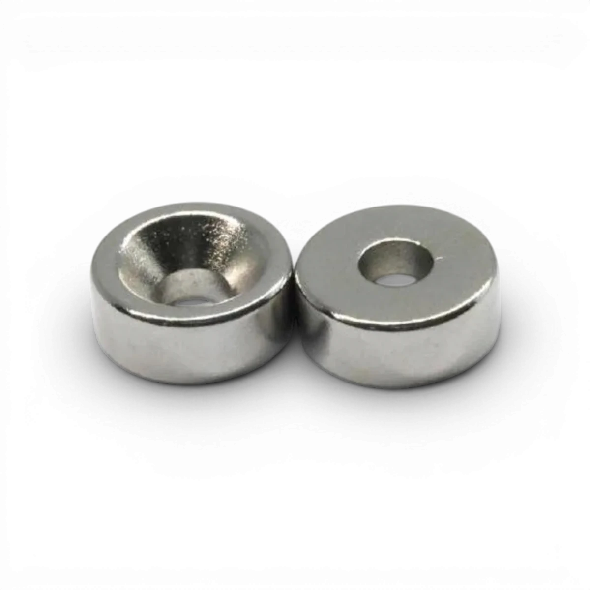 Aimants pour supports magnétiques Flex Warp-UP Next de Wrap-UP Next, visibles avec surface en acier et aimants puissants.