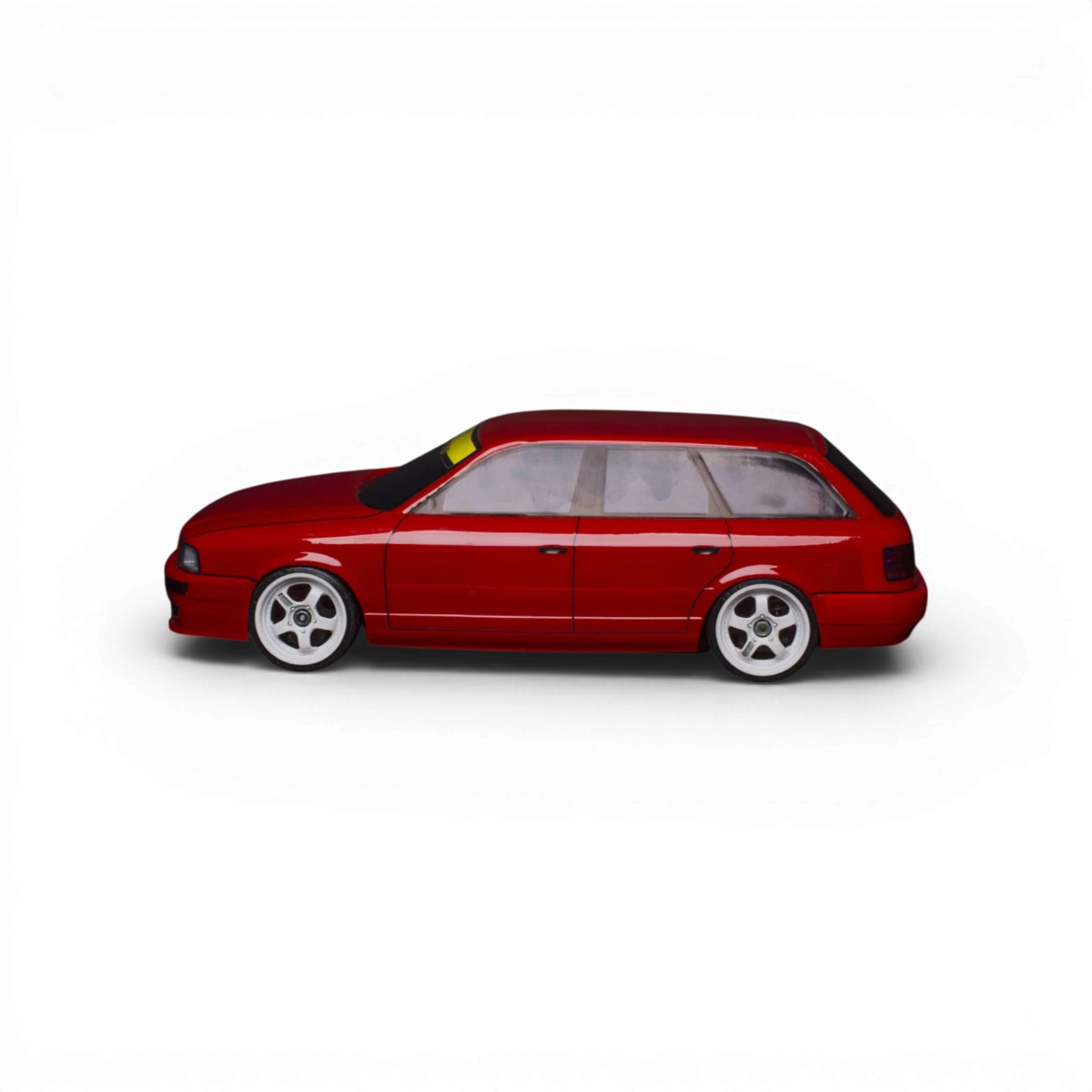 Carrosserie Audi RS2 en plastique pour voiture RC Aplastics RC, détail réaliste et finition précise.