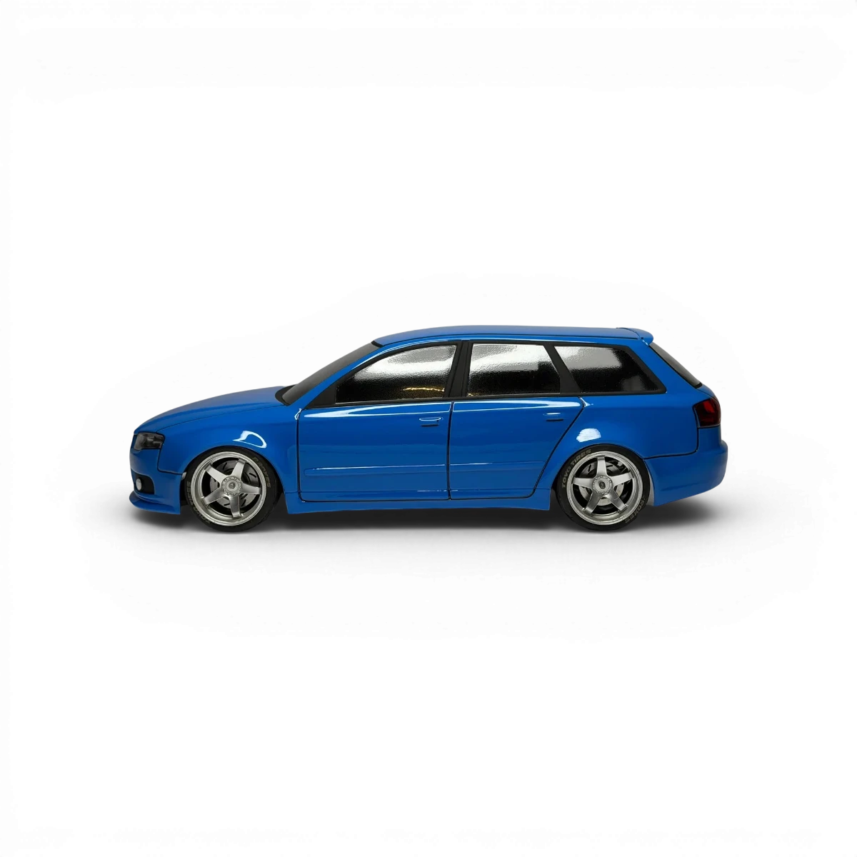 Carrosserie Audi RS4 B7 Avant en plastique pour modèle RC, fabriquée par Aplastics RC, vue de face avec détails précis.