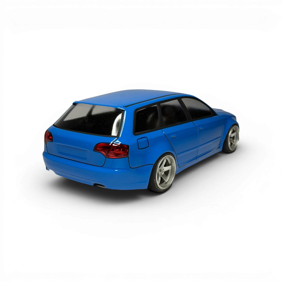Carrosserie Audi RS4 B7 Avant en plastique pour modèle réduit, fabriquée par Aplastics RC, vue de face.
