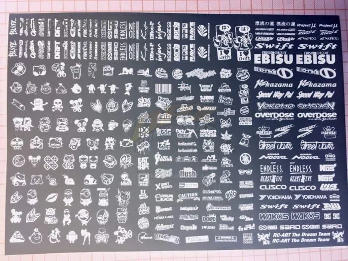 Sponzorské samolepky Black Drift Stickers, sada 39 černých samolepek pro auta nebo motorky, s logem a různými motivy.