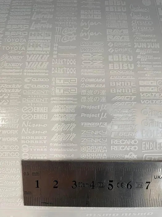 Autocollants sponsors petits de la marque Black Drift Stickers, collection de 20 stickers noirs pour personnaliser véhicules.