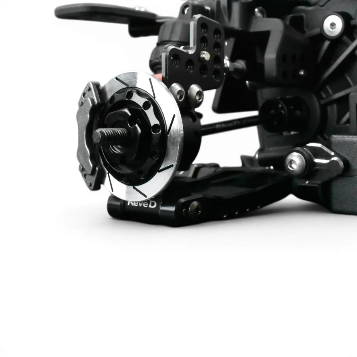Axe et disques arrière en aluminium RDX pour voiture RC Drift, fabriqués par Team Reve D, visibles sur le véhicule.