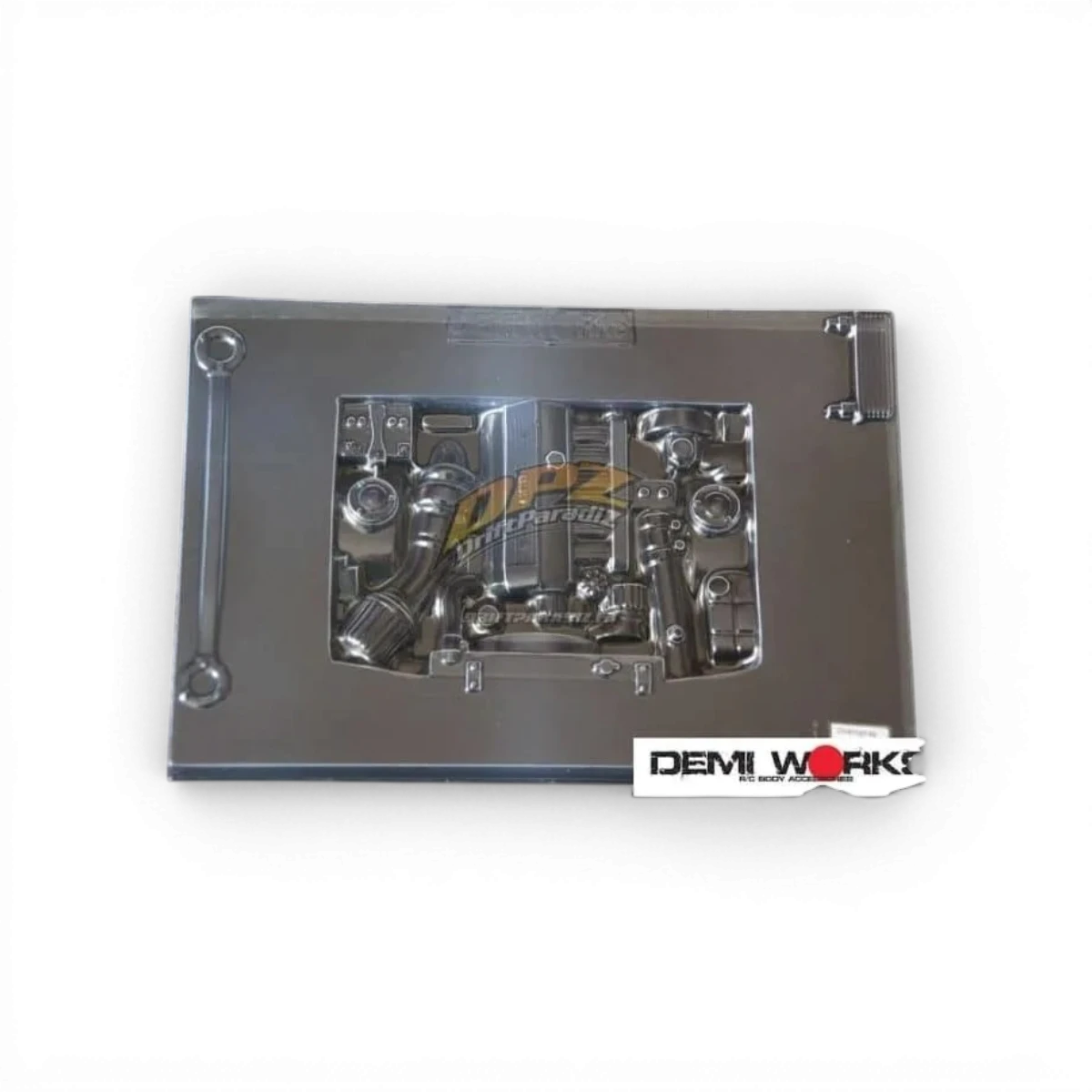 Baie moteur M50T de Demi Works, pièce de customisation pour moteur, montrée en gros plan sur fond neutre.