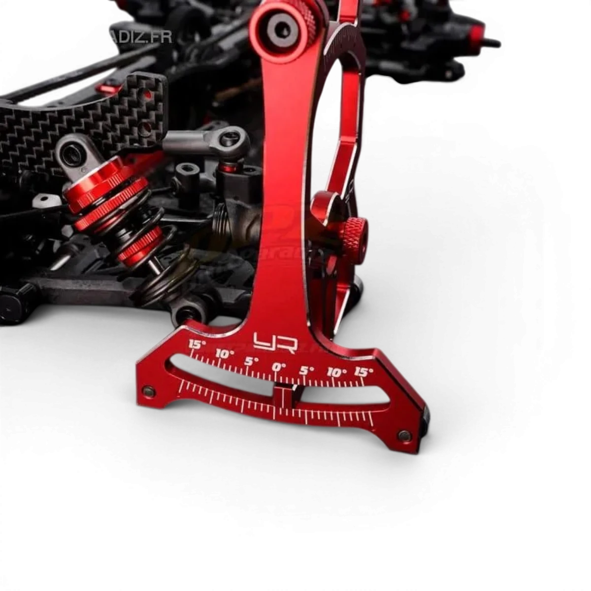 Banc de réglage rouge pour modèles 1/10, marque Yeah Racing, avec plateau de support et outils de précision.