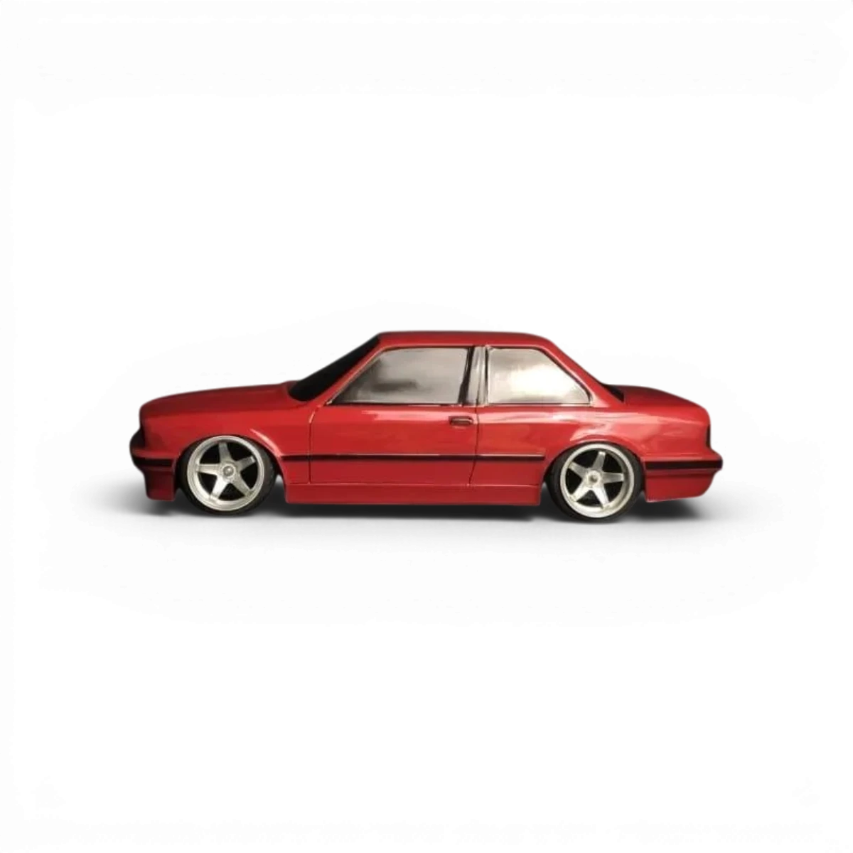Carrosserie BMW E30 coupé en plastique Aplastics RC, vue de face avec détails du design et de la peinture.