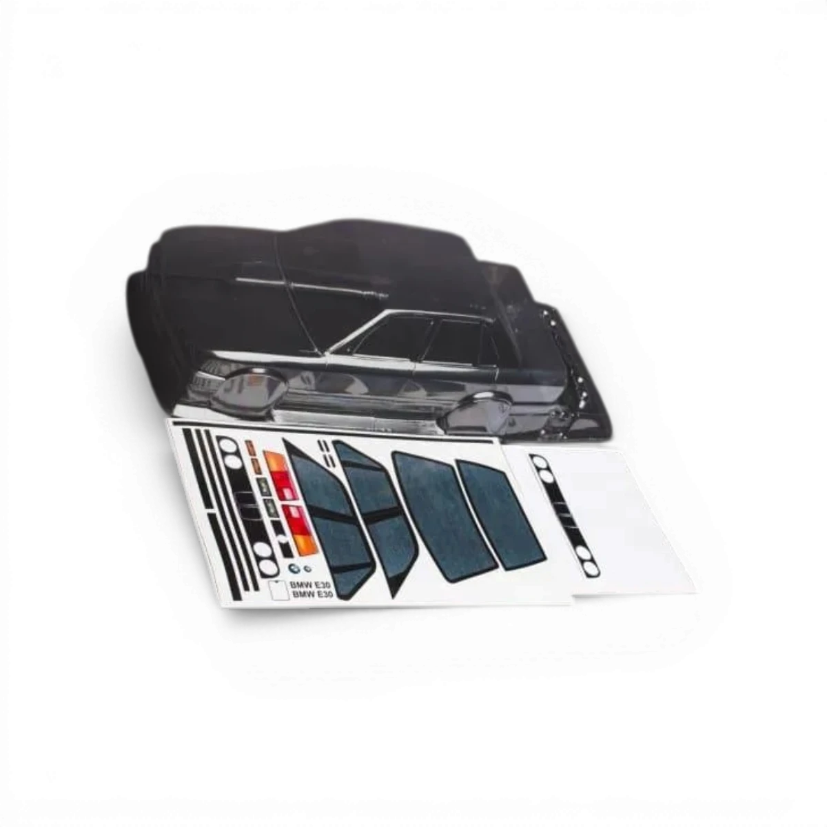 Carrosserie de voiture BMW E30 sedan pour modèle RC, fabriquée par Aplastics RC, vue de face avec détails du design.