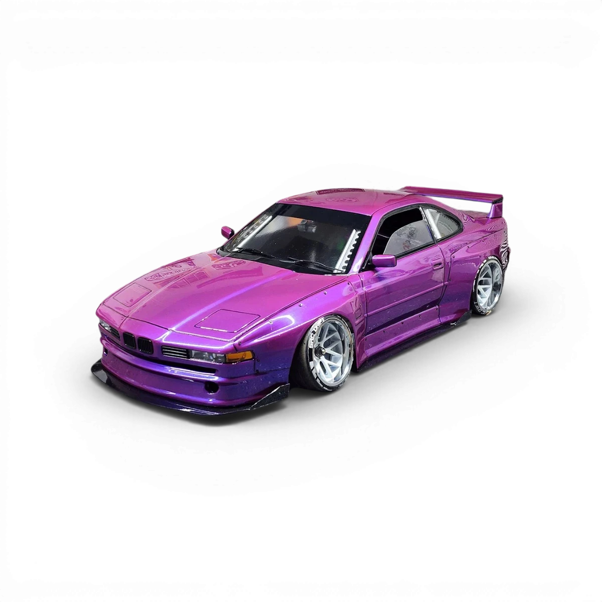 Carrosserie BMW E31 M8 en plastique pour RC, fabriquée par Aplastics RC, avec détails réalistes et finition précise.