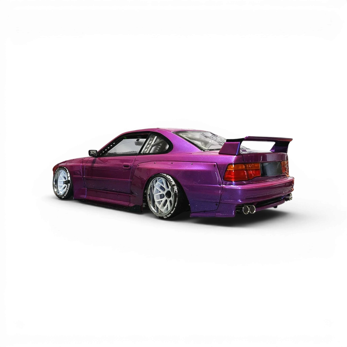Carrosserie BMW E31 M8 Aplastics RC, reproduction en plastique détaillée pour voiture télécommandée, finition précise et résistante.