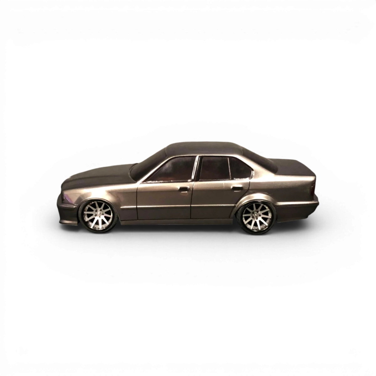 Carrosserie de voiture BMW E34 Sedan de la marque Aplastics RC, vue de face avec détails réalistes et finition de haute qualité.