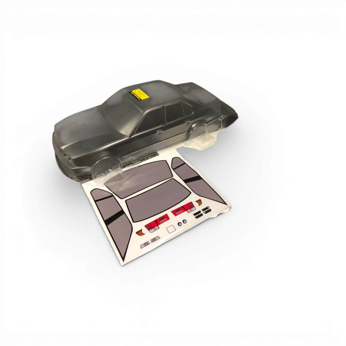 Carrosserie BMW E34 Sedan pour RC de la marque Aplastics RC, en plastique beige avec détails réalistes visible dans l'image