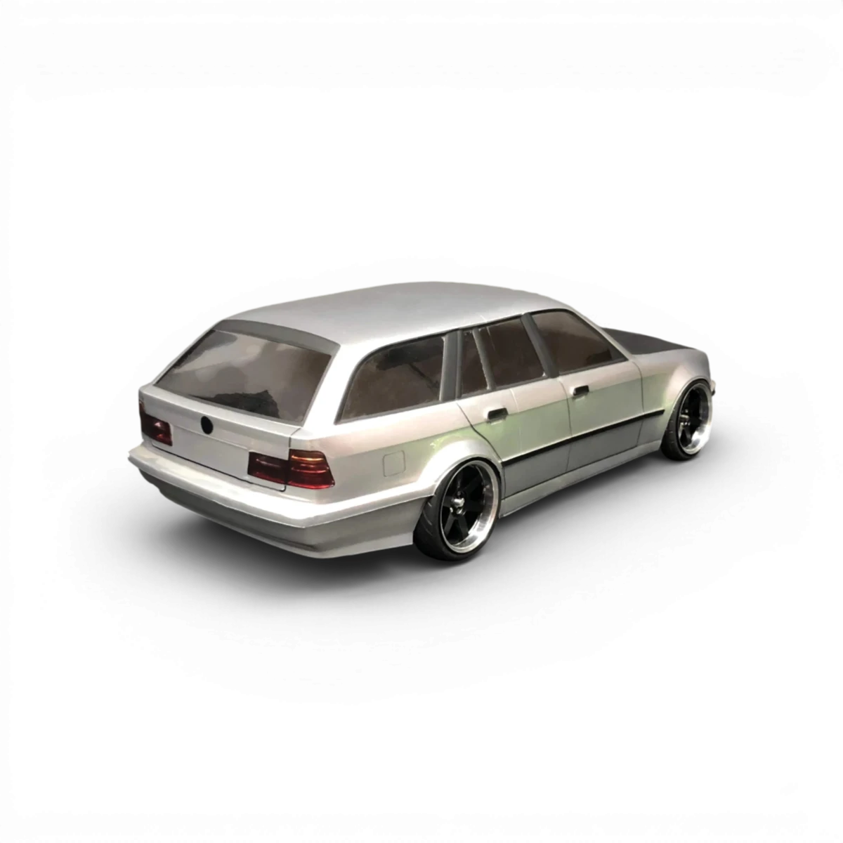 Carrosserie de voiture BMW E34 Touring (break) en plastique pour modèle RC, fabriquée par Aplastics RC, vue de face.