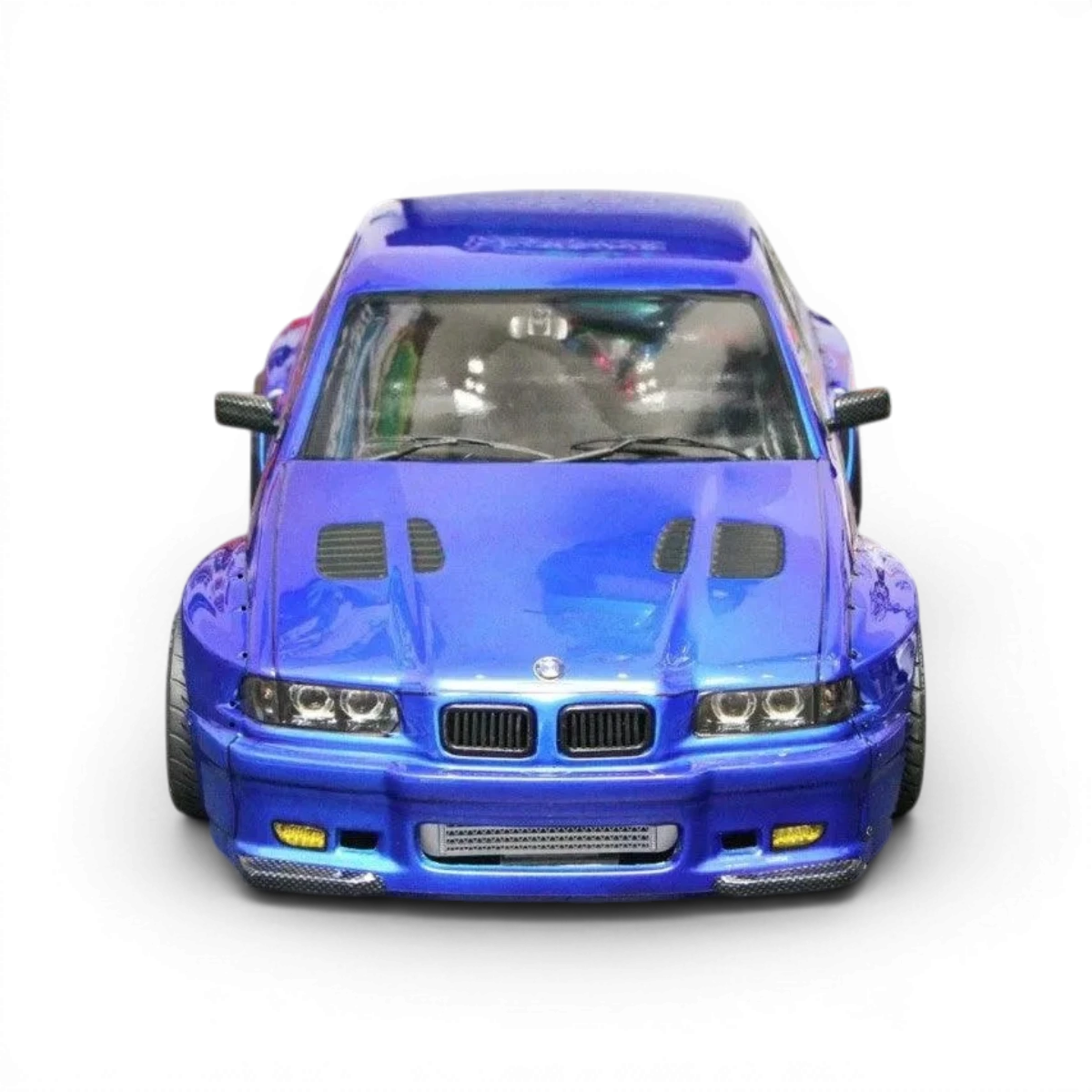 Coque de carrosserie BMW E36 Compact avec kit large intégré pour voiture RC Aplastics RC, vue de face.