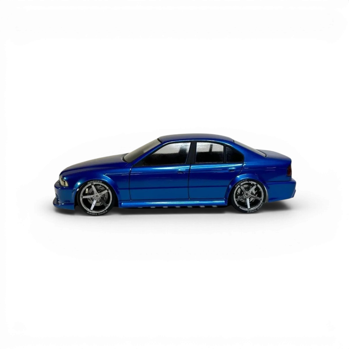 Carrosserie BMW E39 Sedan Aplastics RC, peinture en plastique pour voiture modélisme, détails réalistes et finition précise.