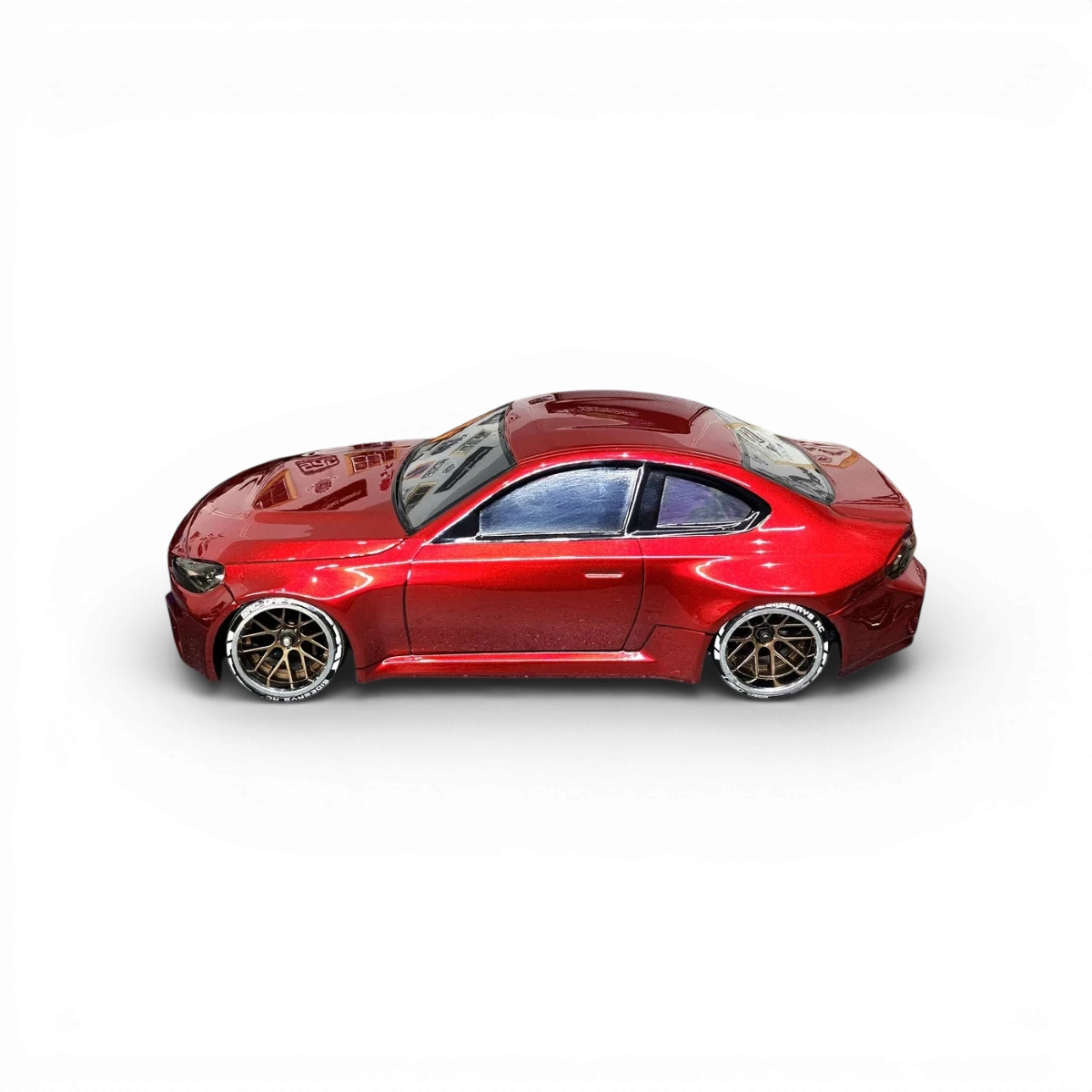 Carrosserie BMW M2 G87 en plastique pour modèle réduit, fabriquée par Aplastics RC, vue de face avec détails de la peinture.
