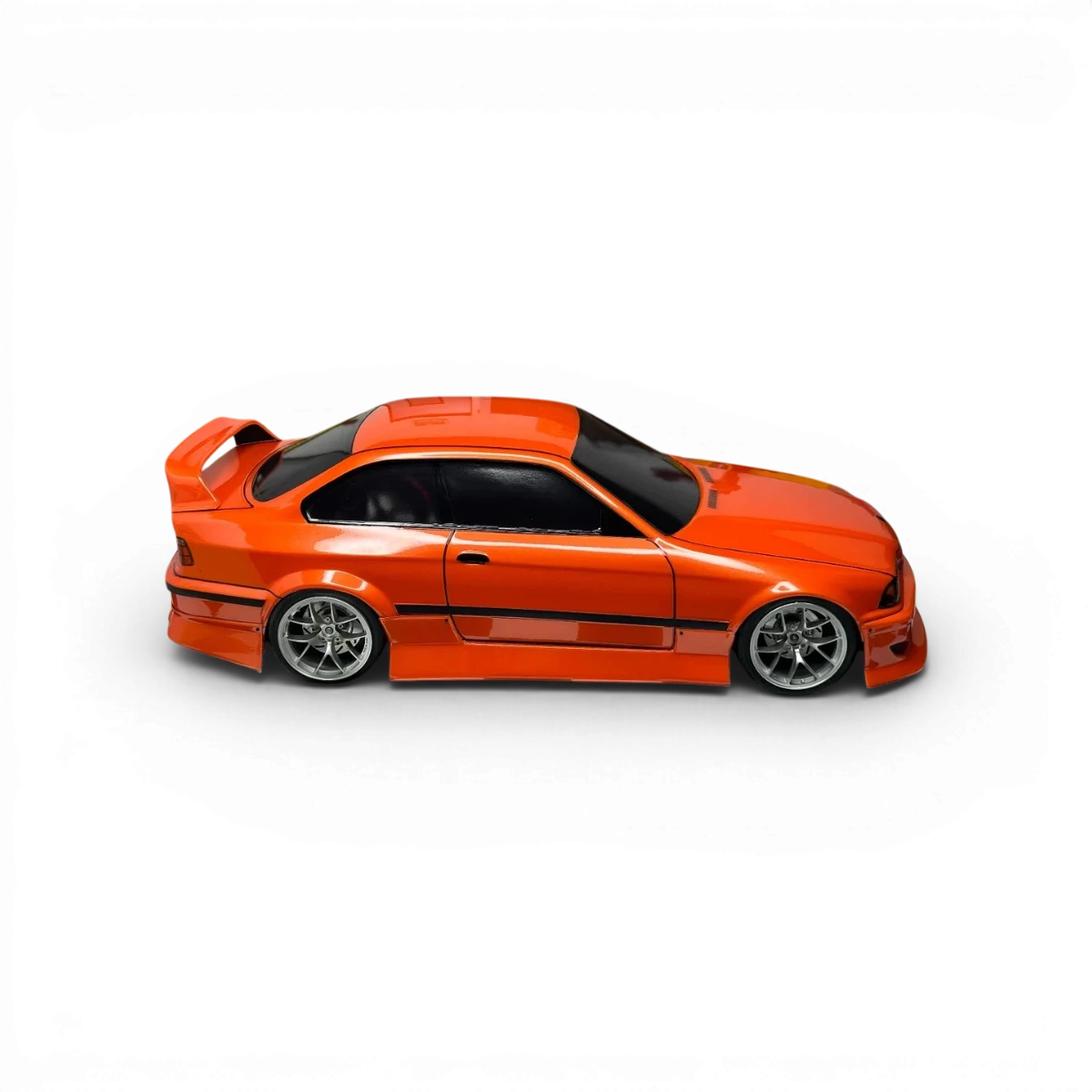 Kit carrosserie complet pour BMW E36 Coupe, modèle E36C, de la marque Aplastics RC, visible avec pare-chocs et ailes en plastique.