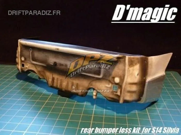 Carrosserie sans pare-chocs pour S14 Yokomo, marque D-Magic JP, finition détaillée, vue de face sur fond blanc.