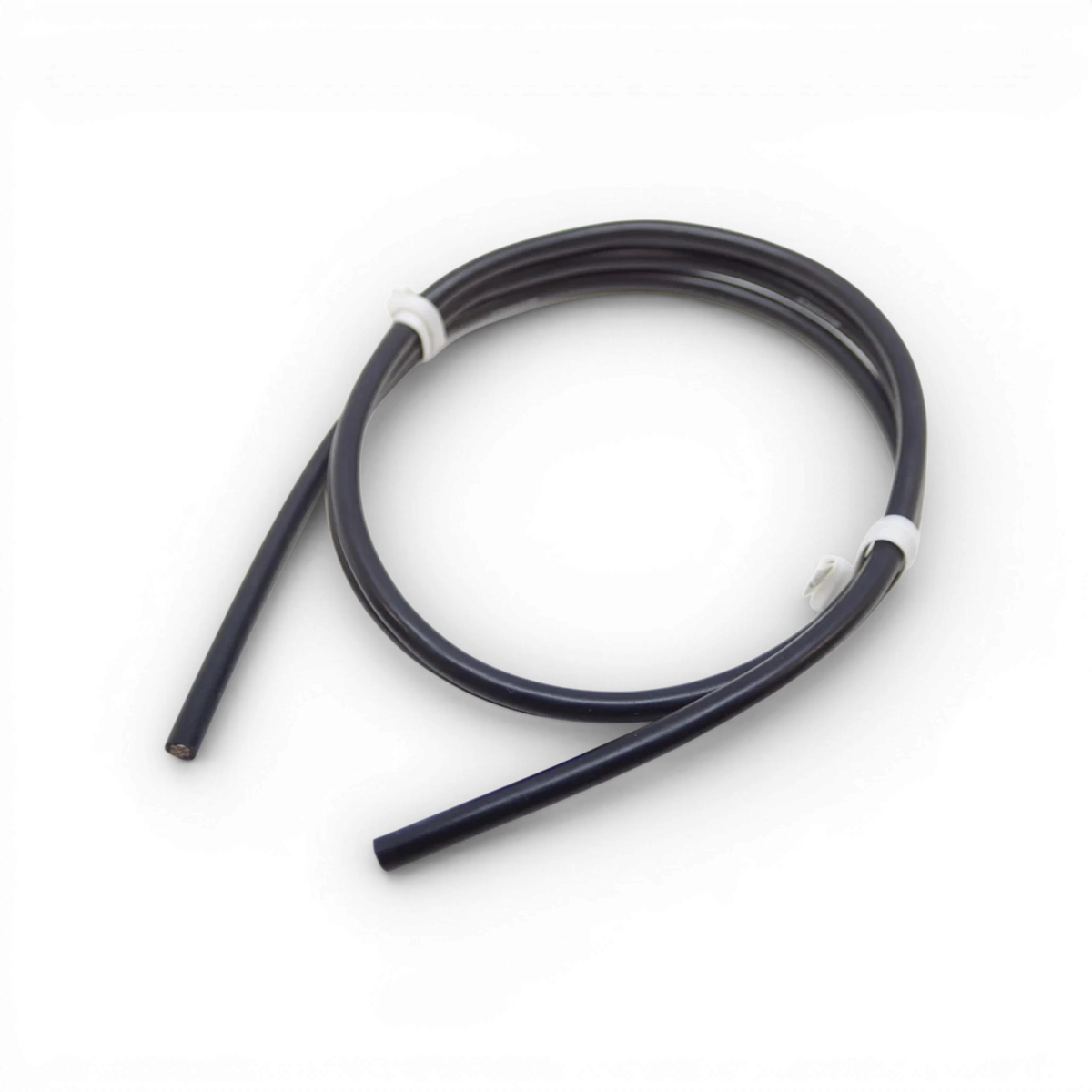 Câble électrique 13AWG haute densité de 100 cm de la marque Acuvance, vue en gros plan, connecteurs aux extrémités.