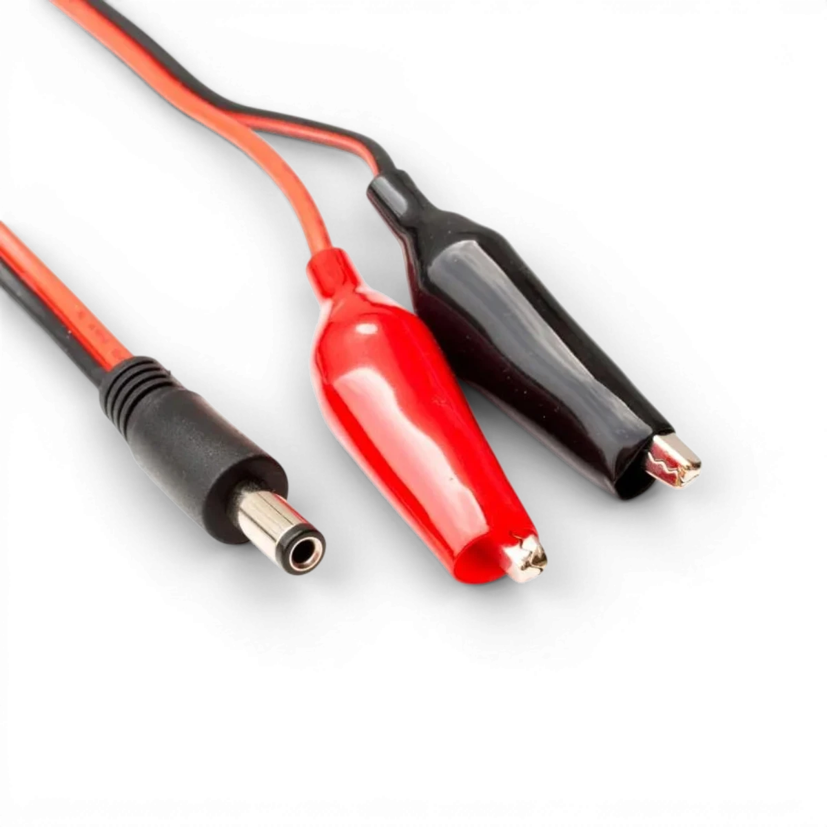 Câble d'alimentation avec pinces crocodile de la marque Beez2B, utilisé en électronique pour connexions sécurisées.