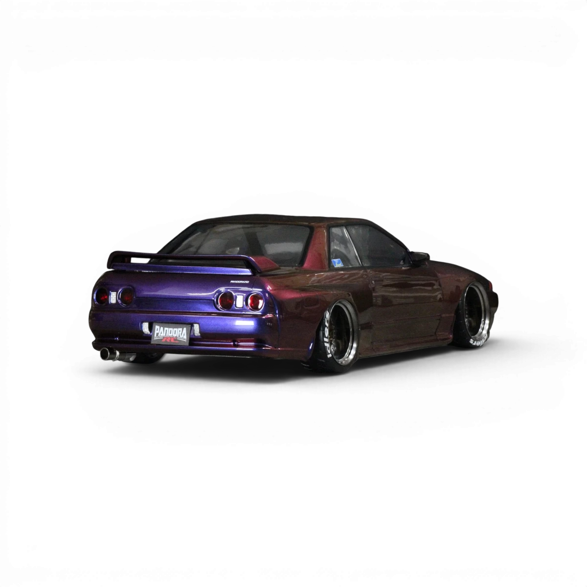 Carrosserie Pandora RC Nissan BNR32 Skyline GT-R, modèle réduit de voiture de course, vue de face avec détails en plastique.