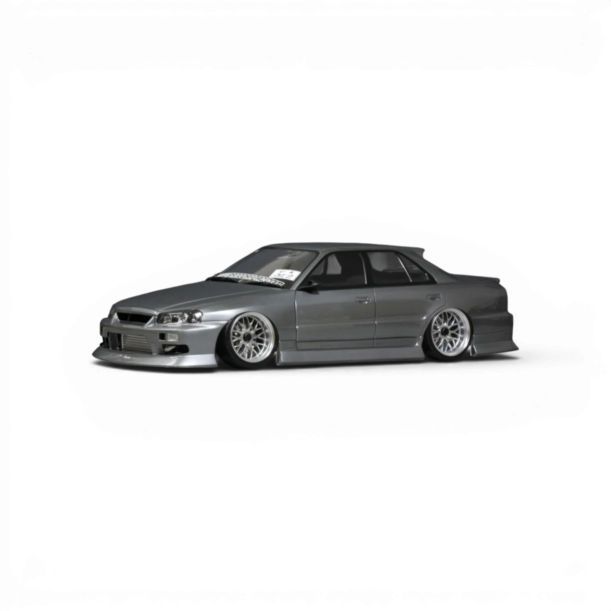 Carrosserie Nissan Skyline ER34 4 portes pour voiture radiocommandée Pandora RC, détail de la carrosserie en plastique.