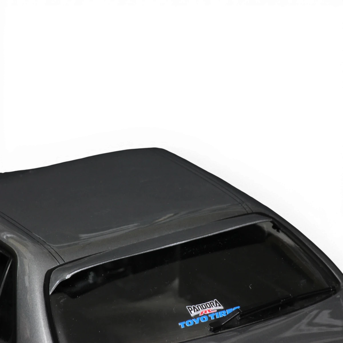Carrosserie Nissan Skyline ER34 4 portes de la marque Pandora RC, vue de face avec détails de la carrosserie.