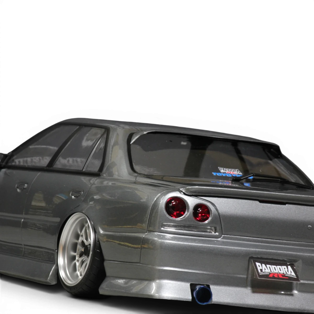 Carrosserie Nissan Skyline ER34 4 portes pour voiture radiocontrole Pandora RC, vue de face avec détails de la carrosserie.