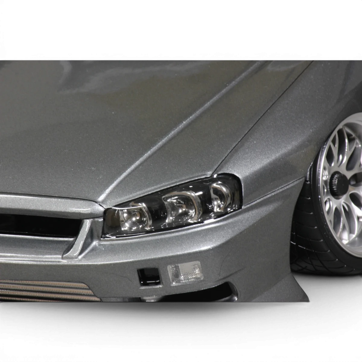 Carrosserie Nissan Skyline ER34 4 portes Pandora RC, pièce de carrosserie pour modèle réduit, vue de face avec détails de la peinture.