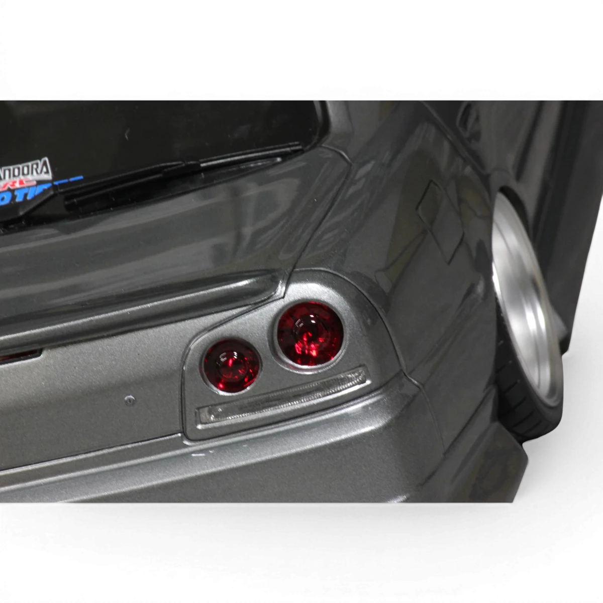 Carrosserie Nissan Skyline ER34 4 portes pour voiture télécommandée Pandora RC, vue de face avec détails de la carrosserie.
