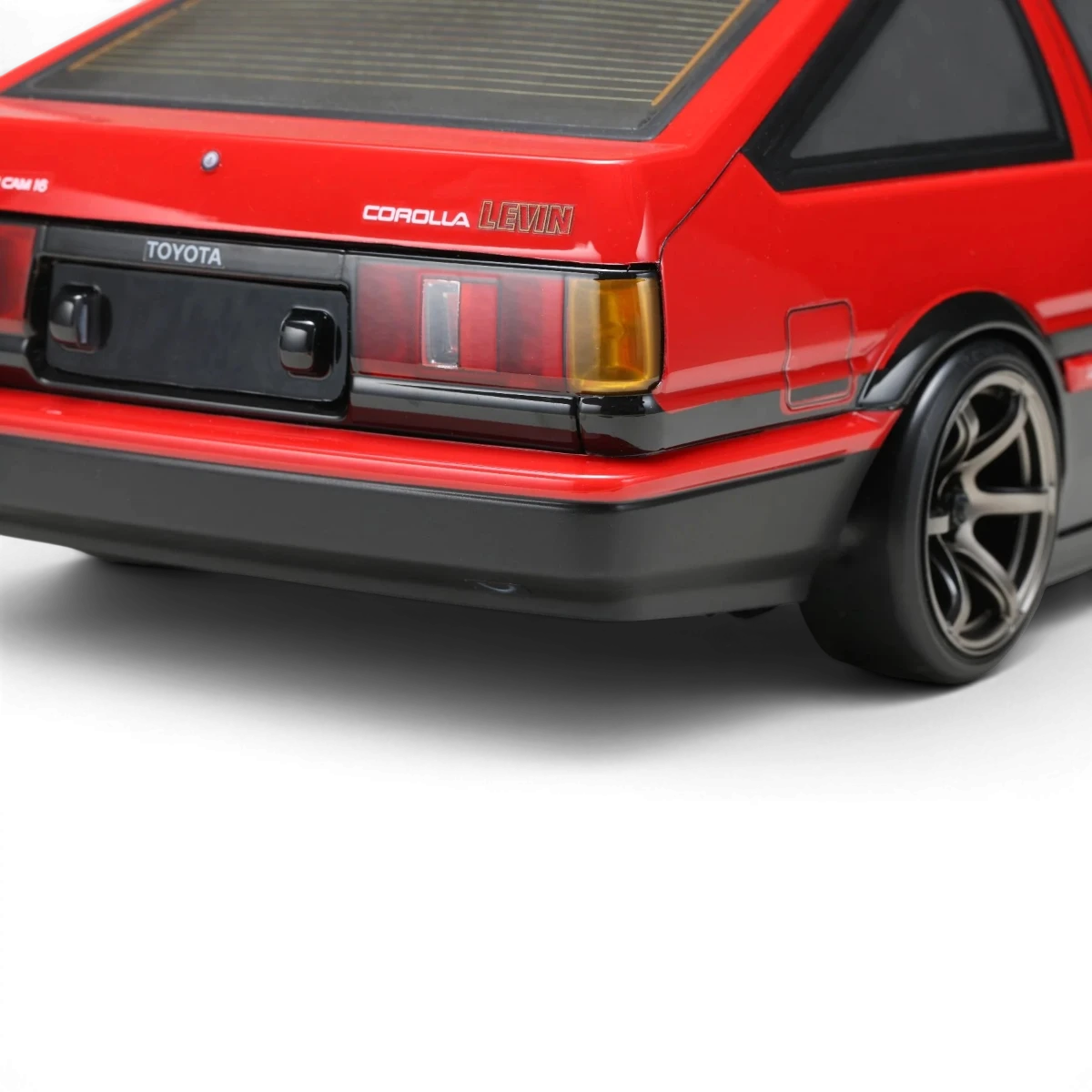 Carrosserie Toyota AE86 Levin L3 pour voiture radiocommandée, fabriquée par Team Yokomo, avec détails réalistes et finition précise.