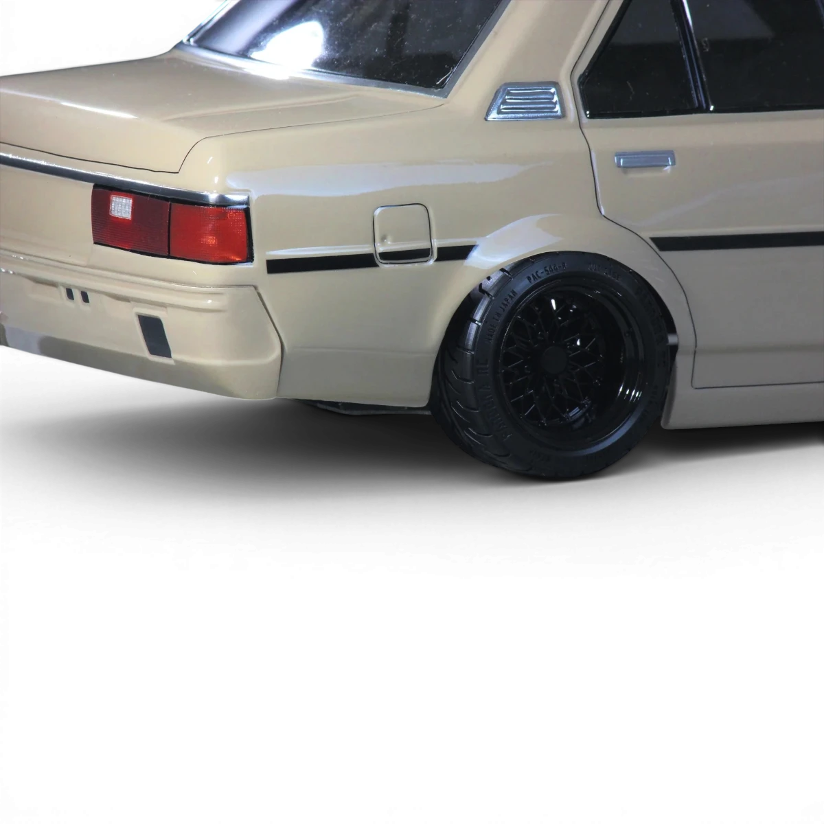 Carrosserie Toyota Corolla KE70 Pandora RC, reproduction en plastique pour voiture radiocommandée, vue de face.