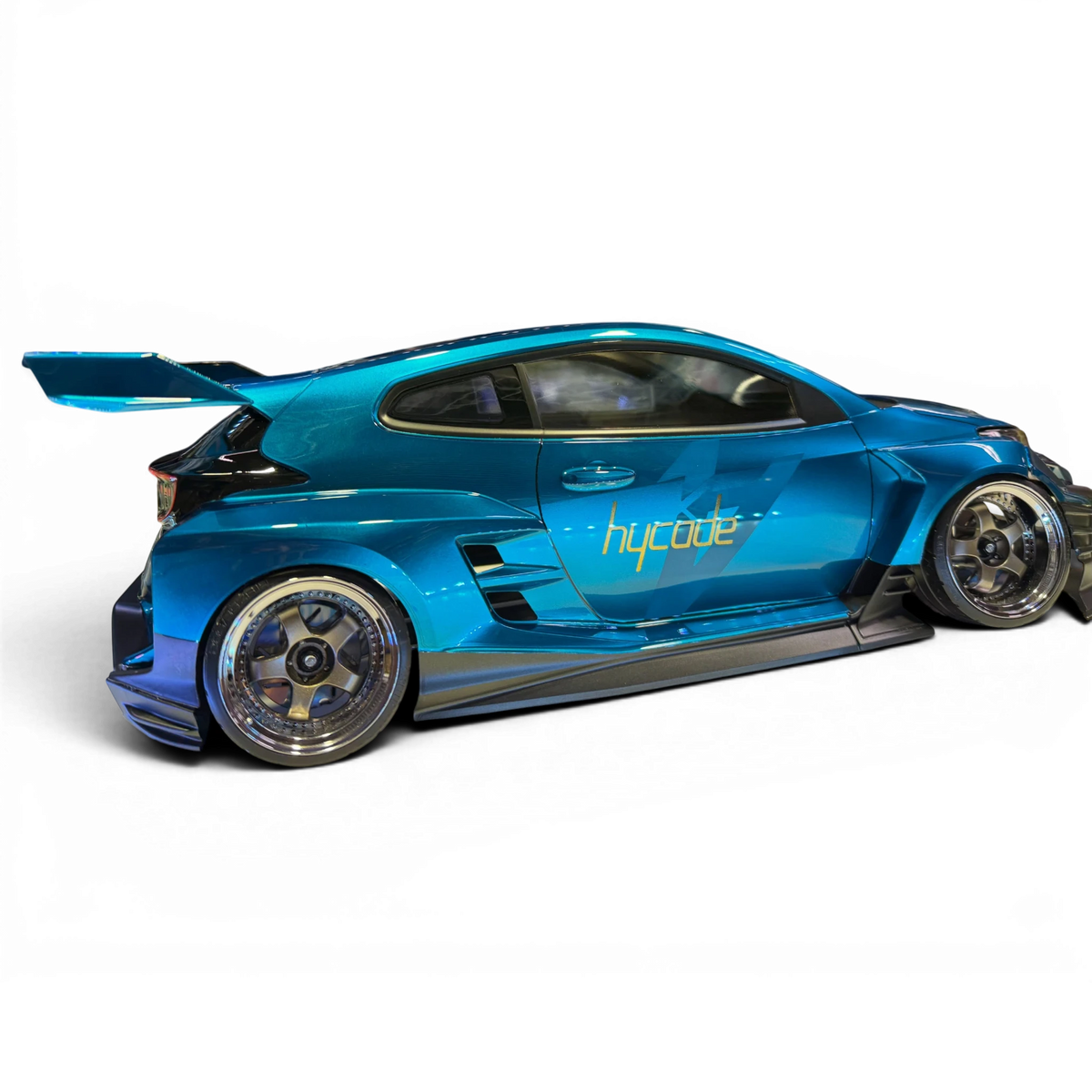 Carrosserie Toyota Yaris Hycade Addiction RC Design, carrosserie pour voiture RC, finition détaillée, modèle en plastique.