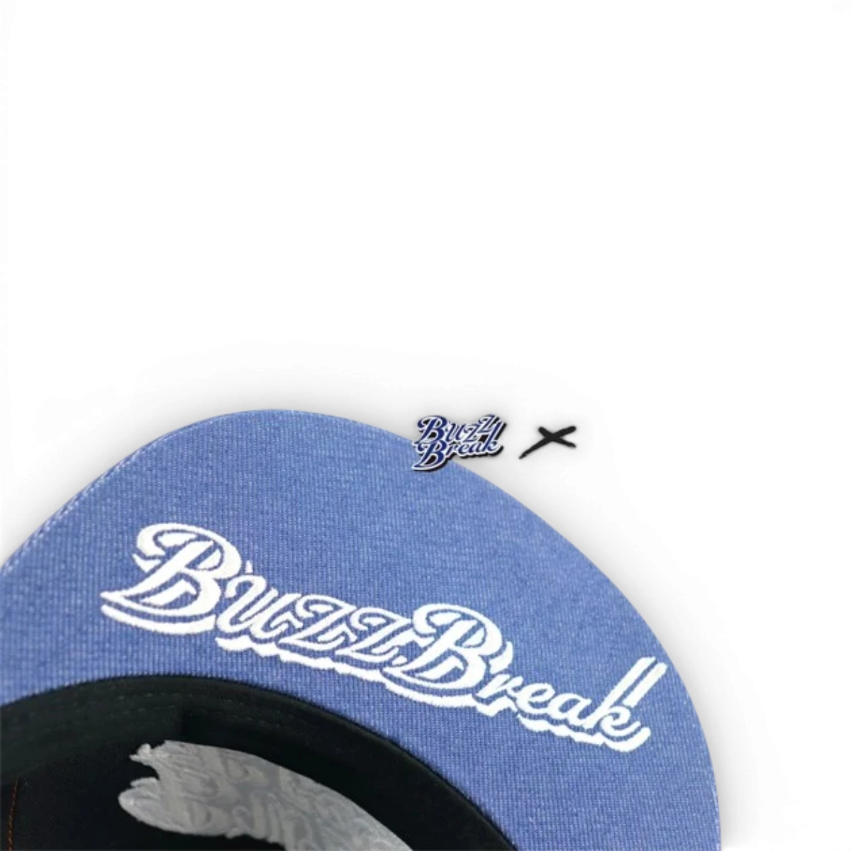 Casquette BuzzBreak × B-STYLE en denim bleu, accessoire tendance, édition limitée, vue de face avec logo brodé.