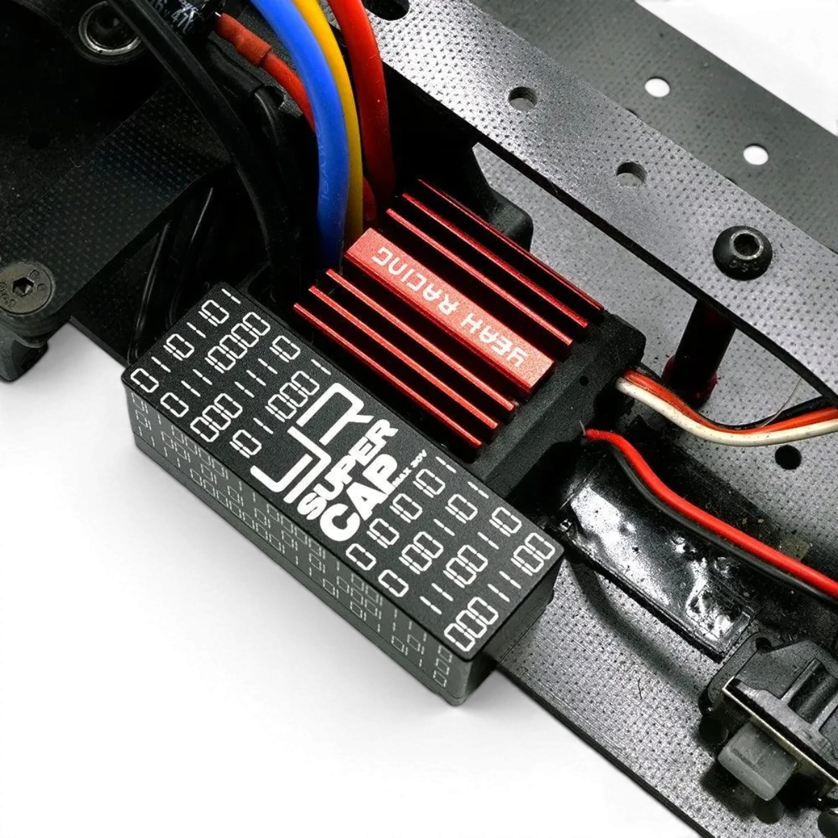 Condensateur super capacitor en aluminium 30V de la marque Yeah Racing, visible avec ses composants électriques.