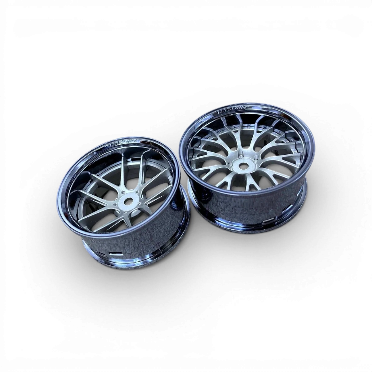 Roues Tetsujin Daisy Chrome-noir/gris avec finition brillante, design moderne et détails élégants, vues de face et de côté.