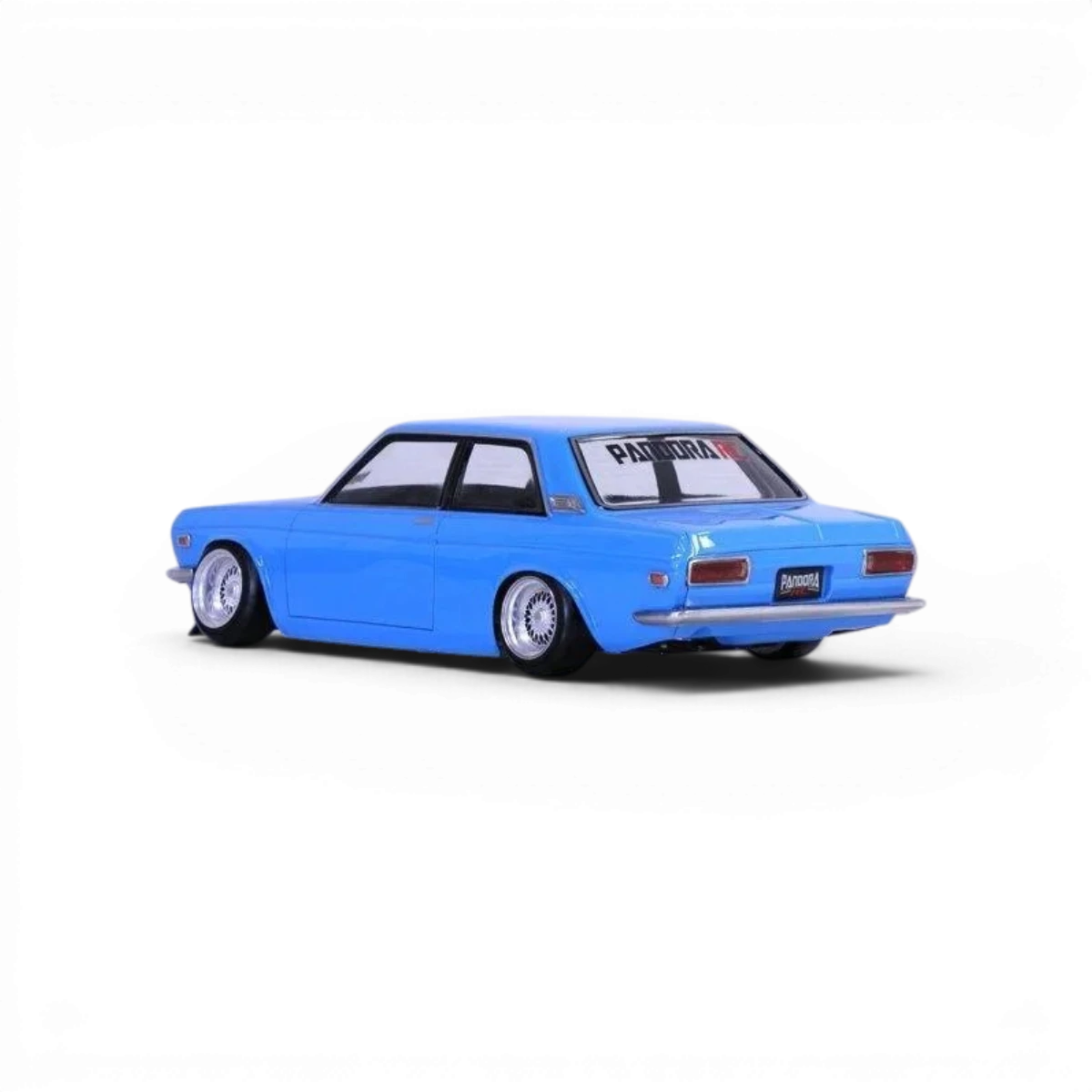 Modèle de carrosserie Datsun 510 Blue Bird de la marque Pandora RC, vue de face avec détails colorés en bleu.