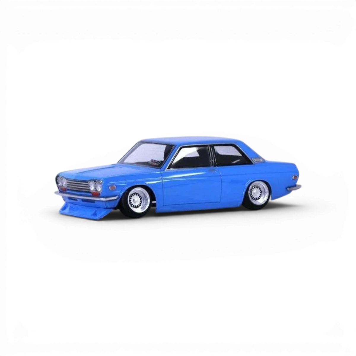 Voiture télécommandée Pandora RC Datsun 510 Blue Bird, carrosserie détaillée et réaliste, vue de face sur un fond neutre.
