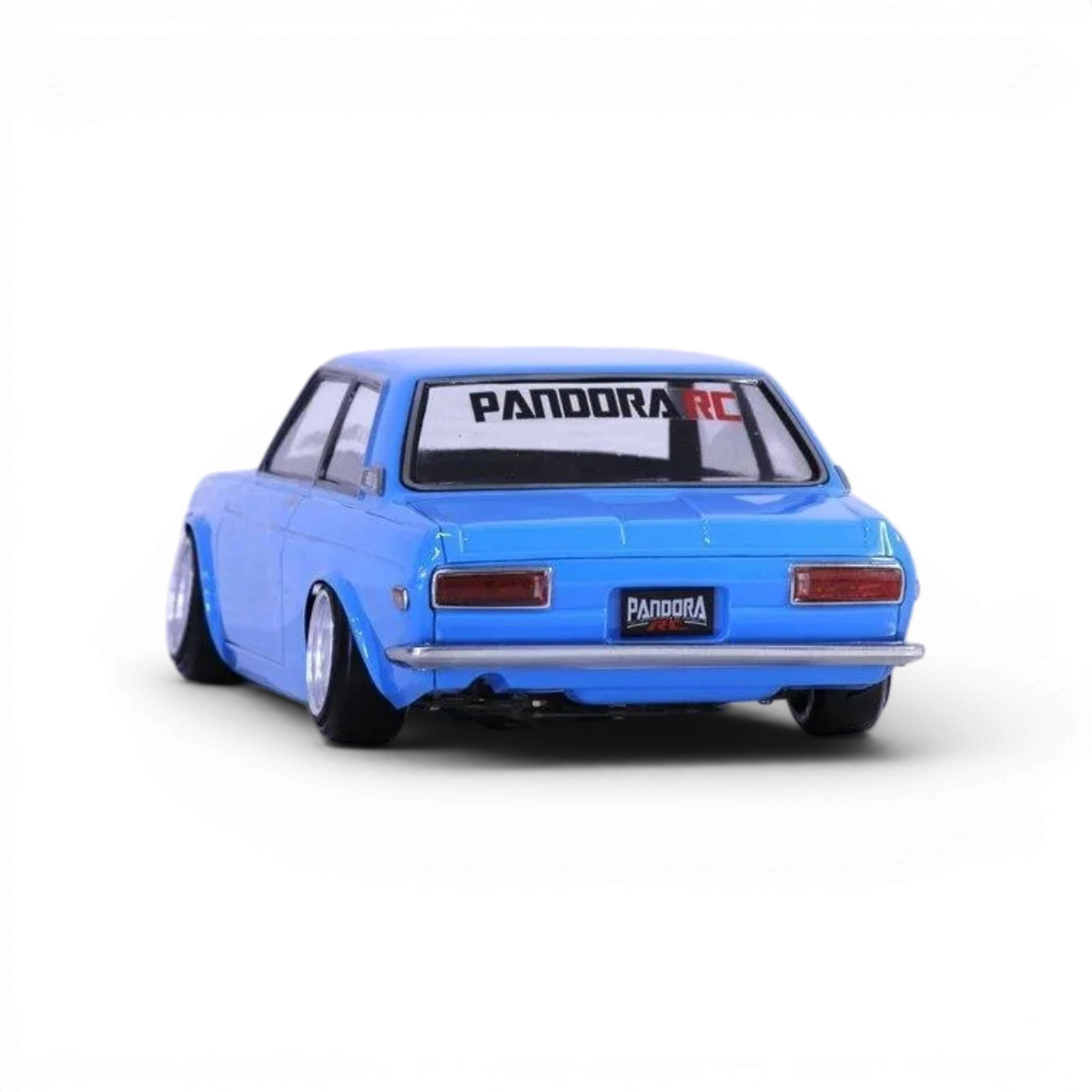 Voiture Datsun 510 Blue Bird Pandora RC, carrosserie détaillée et bleue, vue de côté.