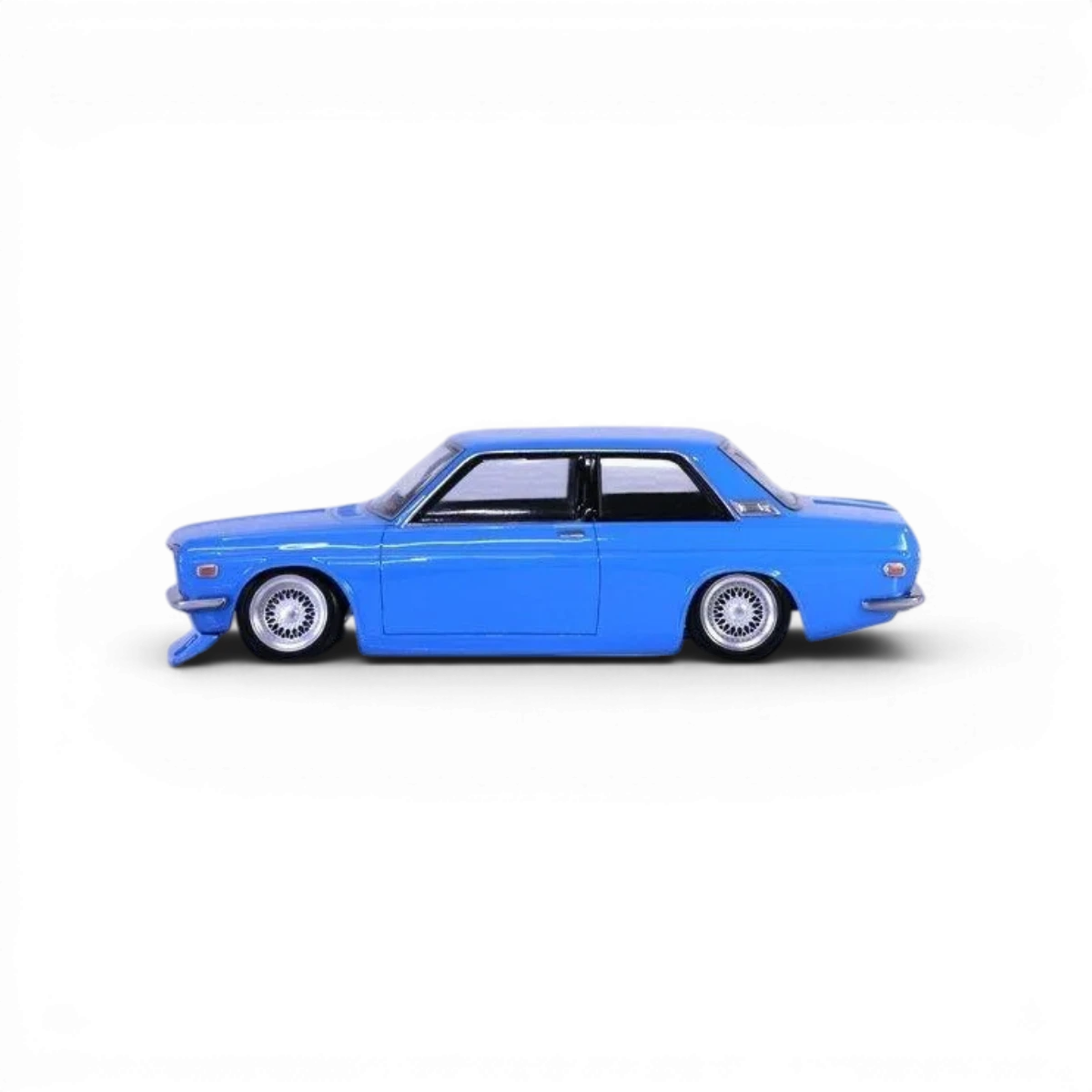 Modèle de carrosserie Datsun 510 Blue Bird de Pandora RC, vue en détail avec finition bleue et design réaliste.