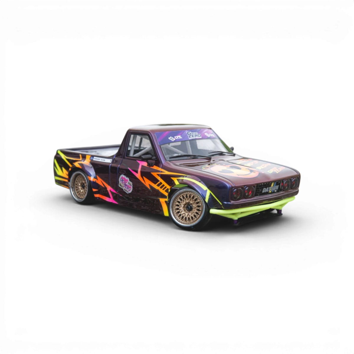 Carrosserie Datsun 620 Pickup de la marque Aplastics RC, vue de face avec détails réalistes et finition soignée.