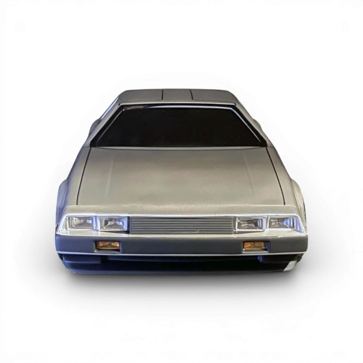 Carrosserie DMC Delorean d'Aplastics RC, finition détaillée et authentique du modèle emblématique, vue de face.