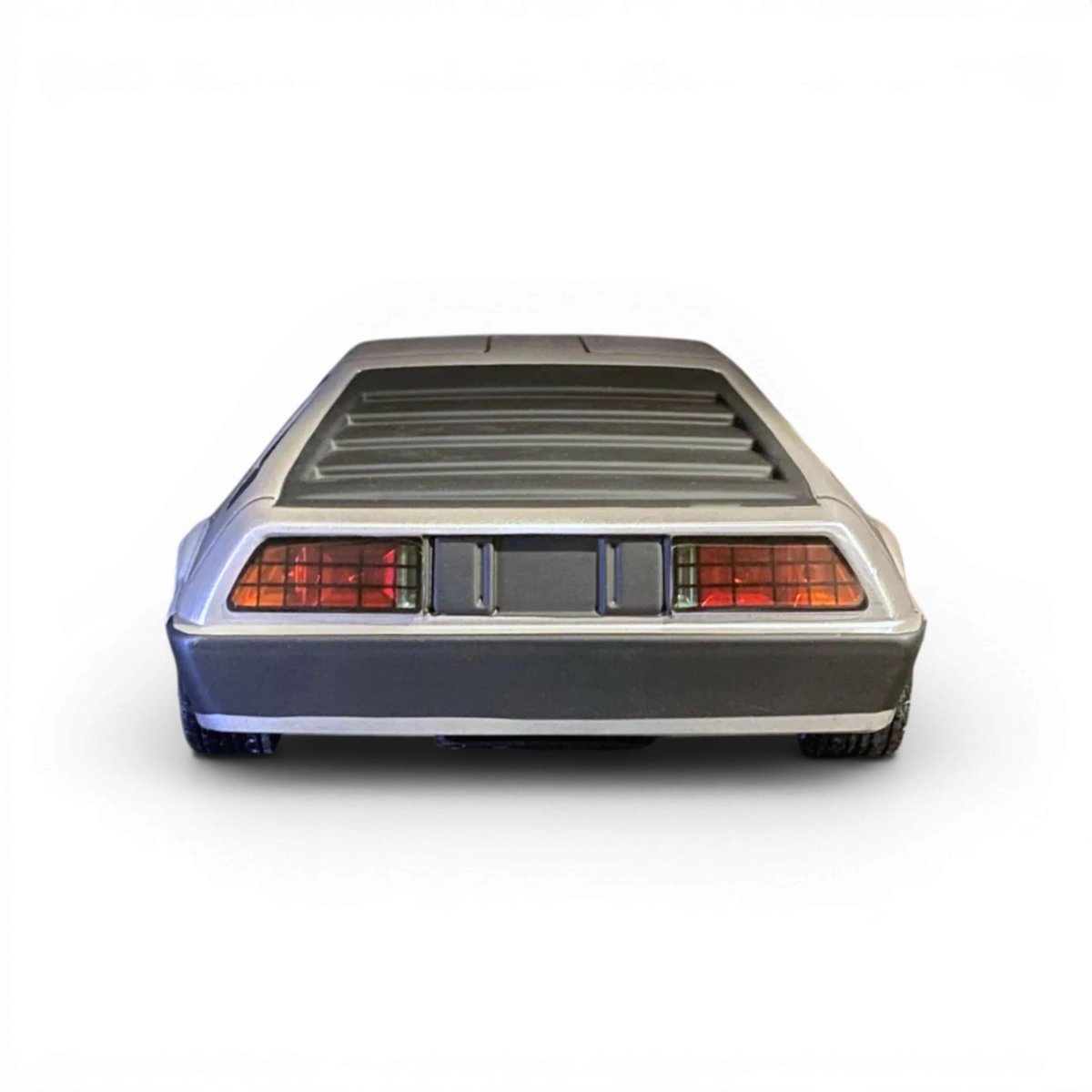 Voiture DMC Delorean en carrosserie RC Aplastics, détail précis et finition réaliste sur la carrosserie en plastique.