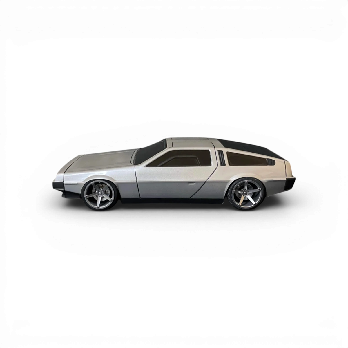 Voiture DMC Delorean en carrosserie RC Aplastics, détail précis et finition réaliste, vue de face avec éléments en plastique.