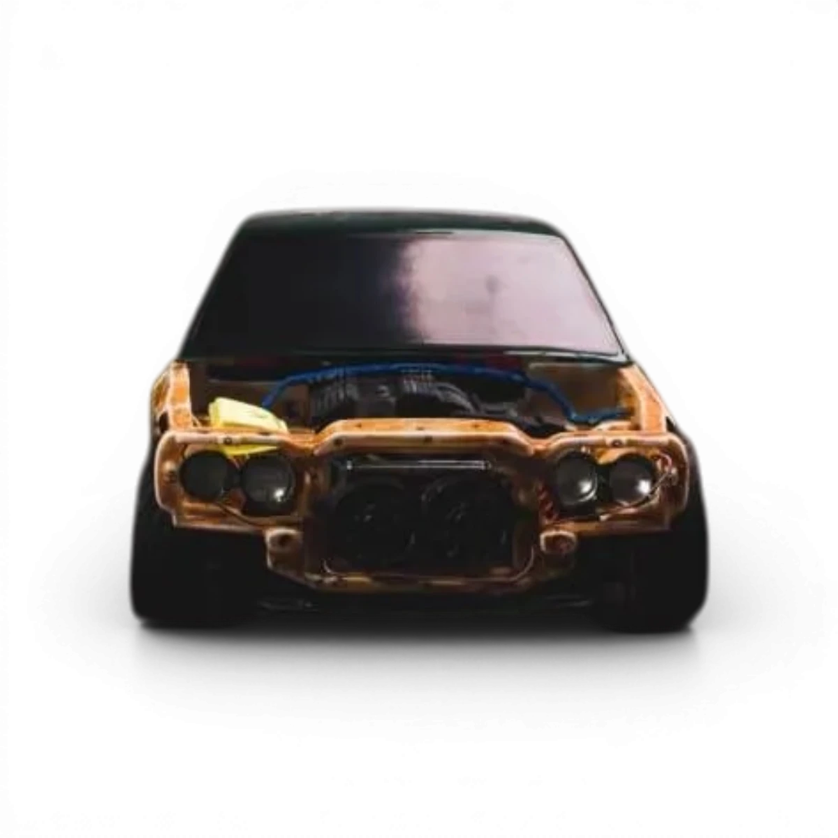 Espace baie moteur pour BMW E30, carrosserie en plastique par Aplastics RC, détail visible sur la pièce de carrosserie.