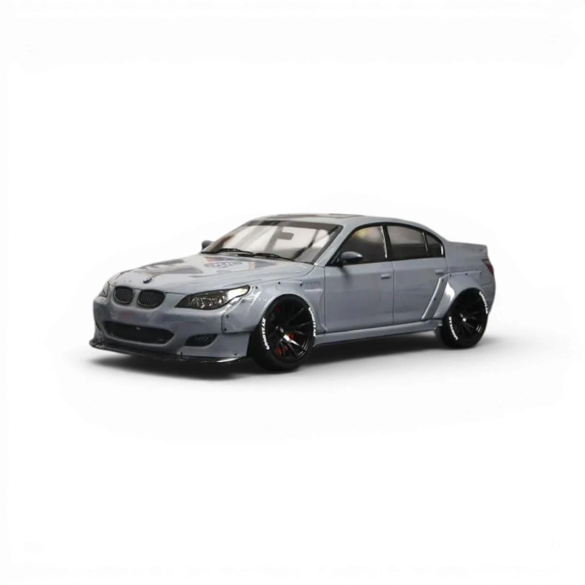 Kit de carrosserie E60 large Aplastics RC pour voiture RC, modèle E60WB, en plastique robuste, visible en couleur blanche.