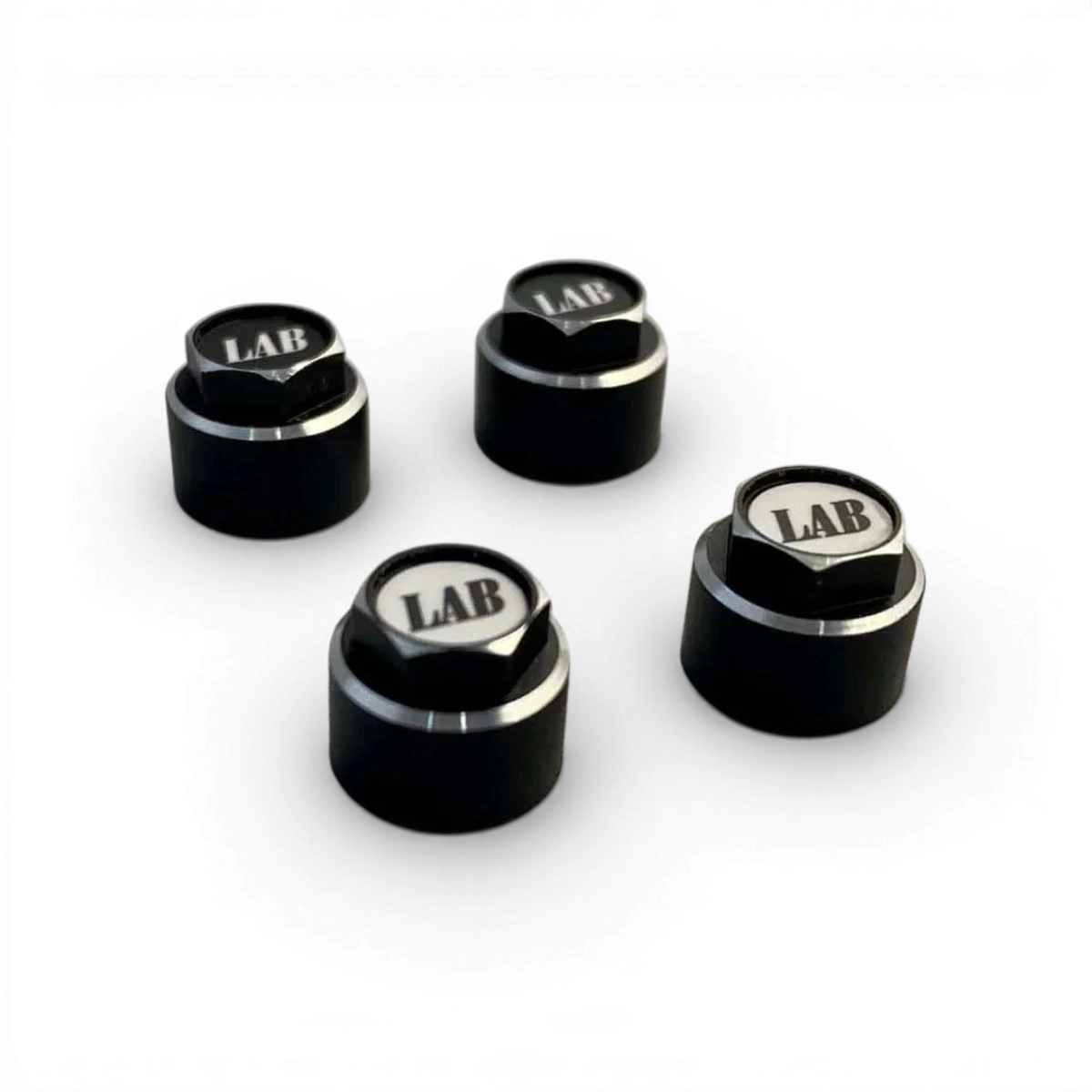 Ecrous noirs pour jantes de voiture, pièces détachées de la marque Custom Lab's, visibles en gros plan sur la roue.