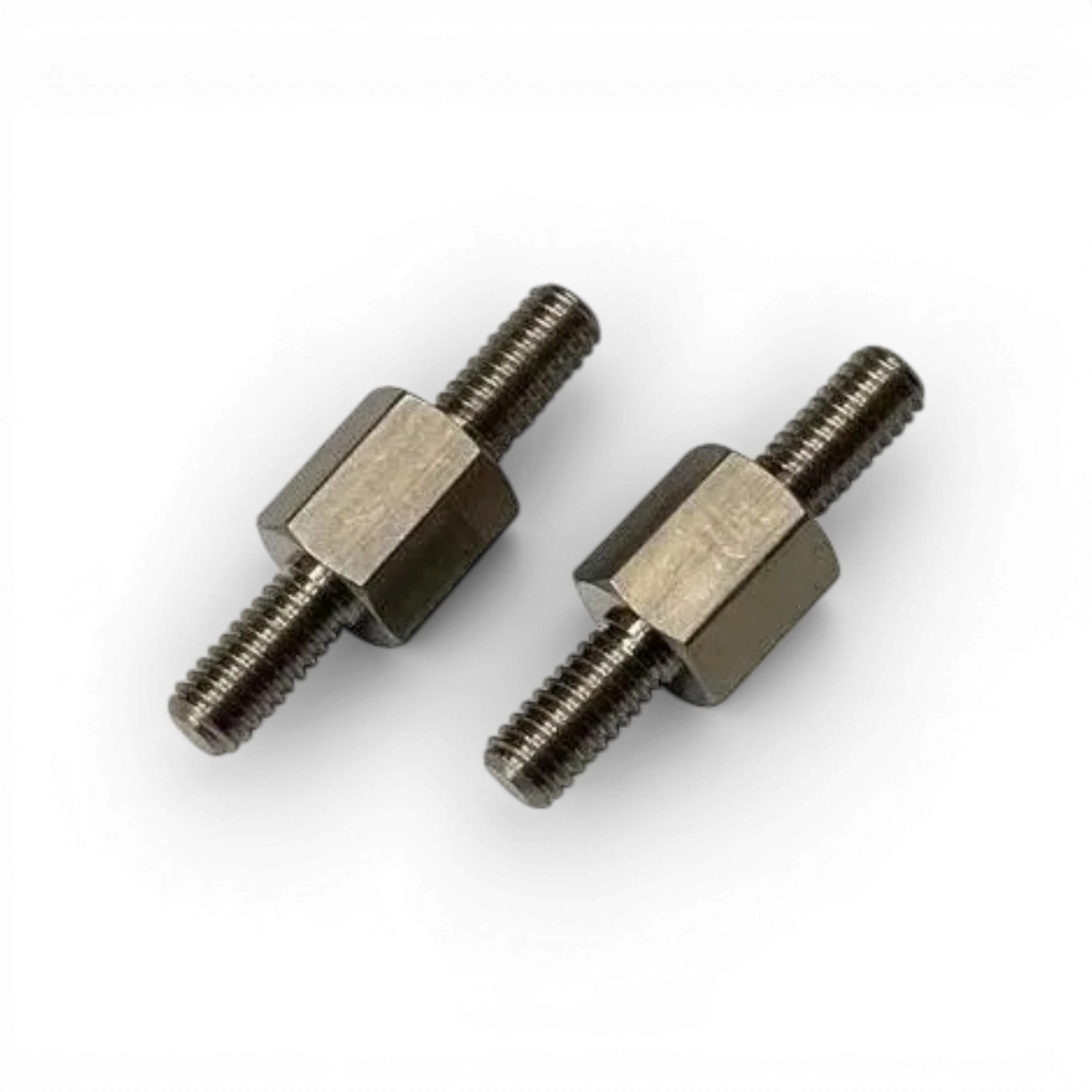 Extension filetée mâle-mâle en inox de 6mm M3, pièce détachée robuste pour fixation et connexion.