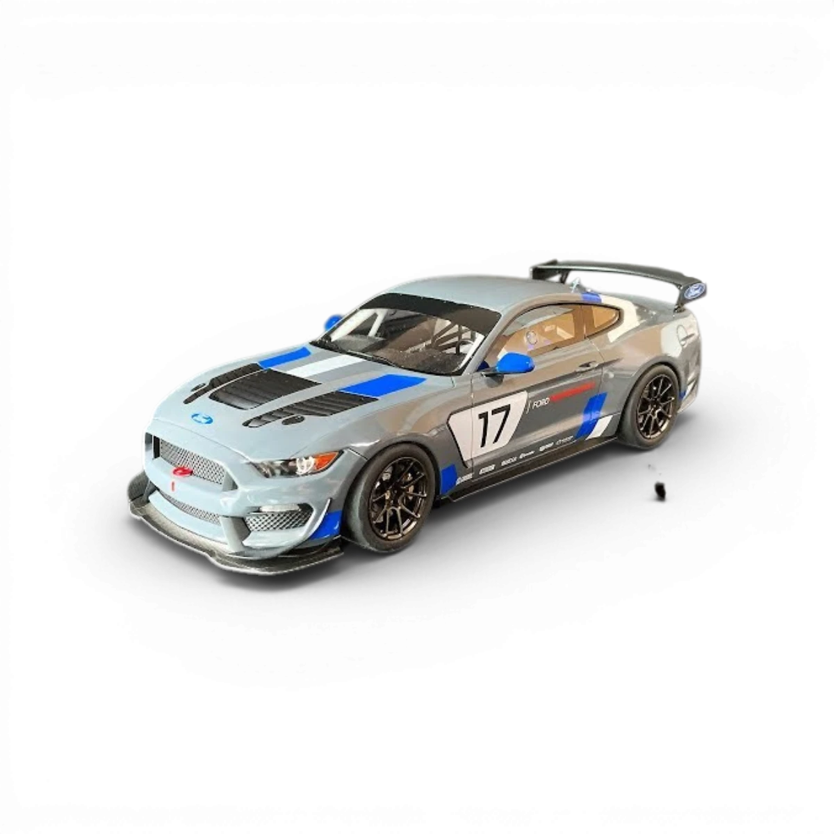 Modèle de carrosserie Ford Mustang GT4 peint Tamiya, détails précis de la voiture de course en miniature.