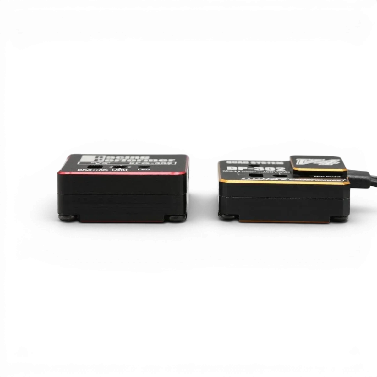 Gyro V4 2ch/3ch de Team Yokomo, système électronique pour radiocommande, avec écran et réglages visibles.