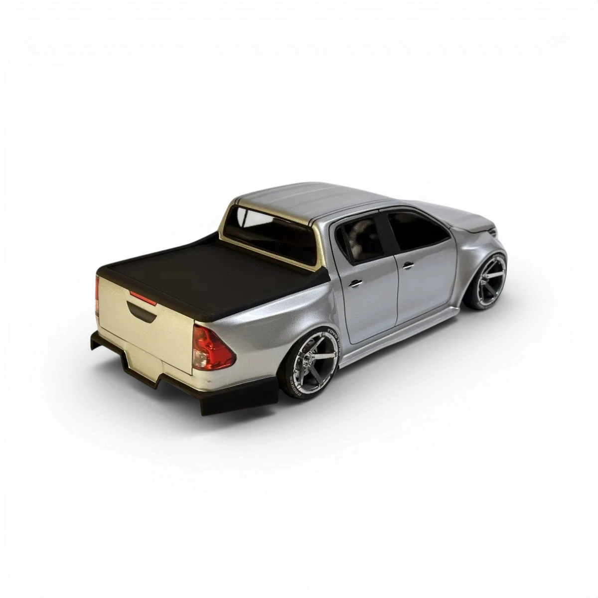 Carrosserie Hilux pour RC de marque Aplastics RC, finition détaillée et design réaliste pour modèle télécommandé.